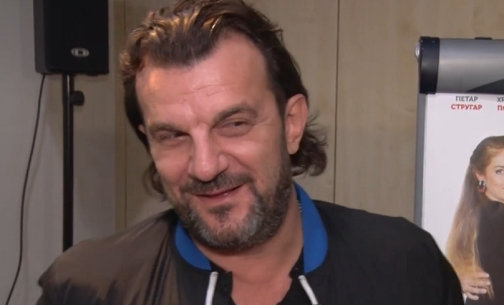 Spavam u svilenoj pidžami na pruge!