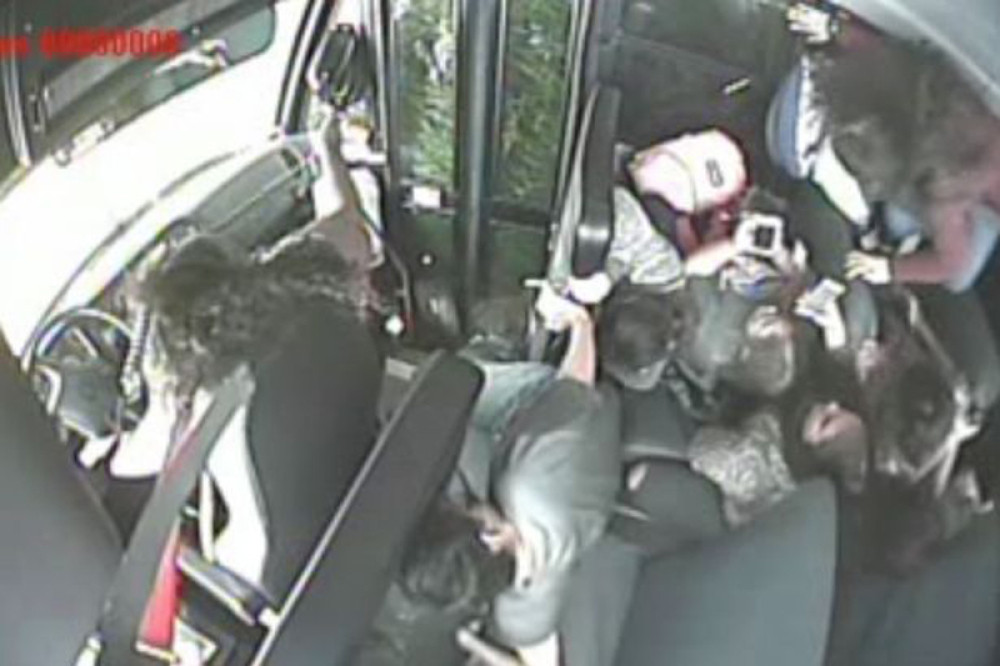 Prevrnuo se autobus pun dece (UZNEMIRUJUĆI VIDEO)