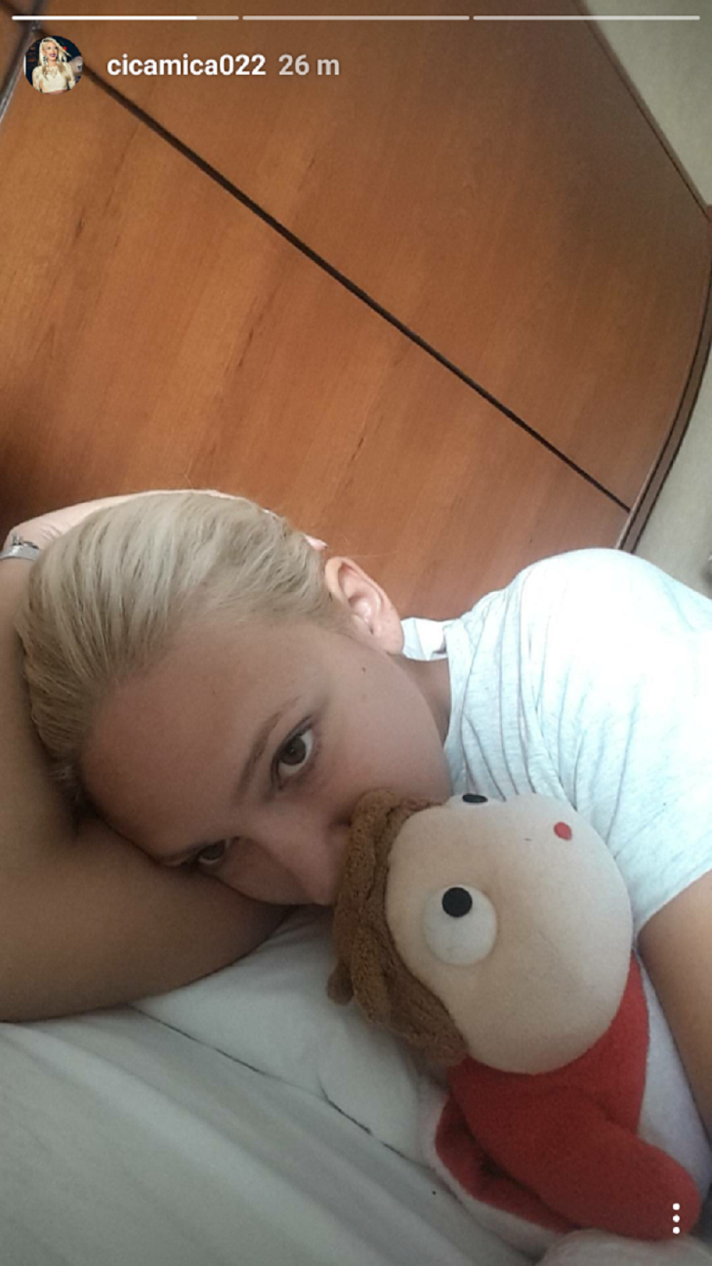 Milica spava sa plišanom lutkom (FOTO)