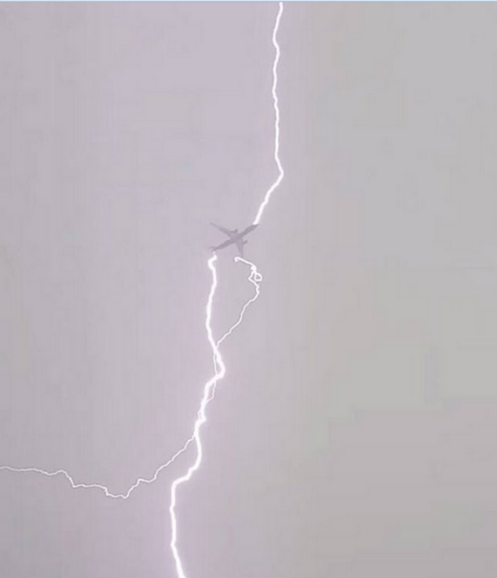 Grom udario u avion iznad Podgorice!