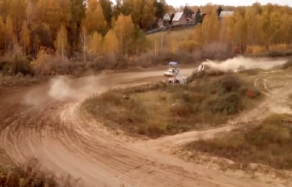 Auto udario u toranj, poginuo posmatrač! (VIDEO)