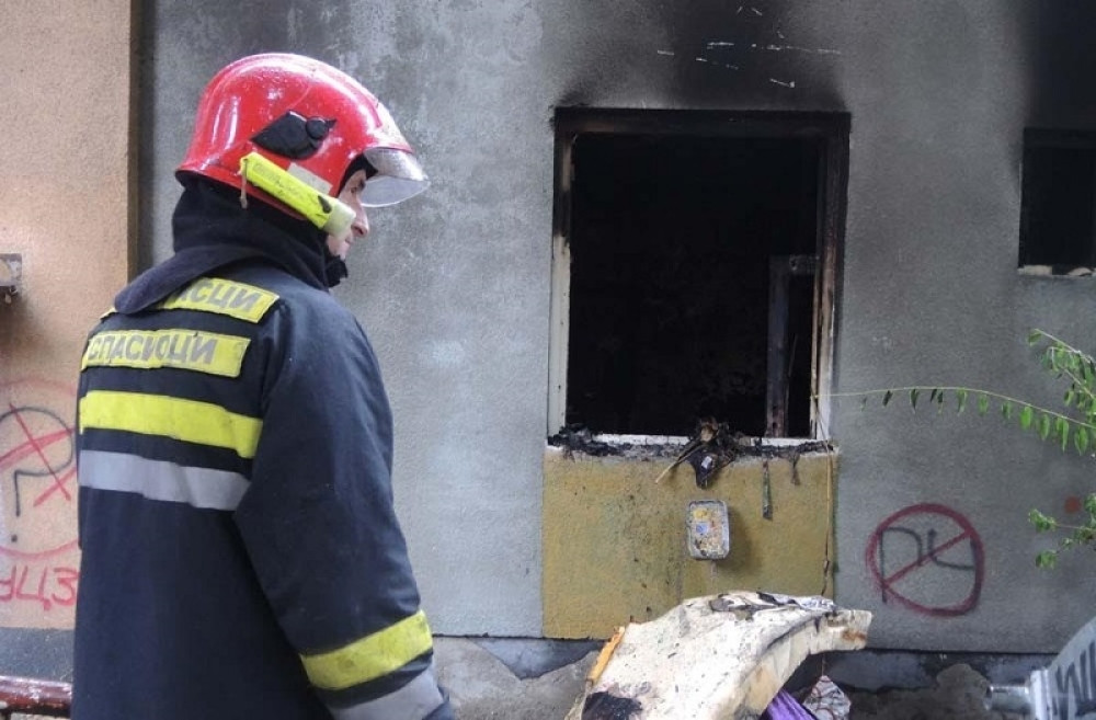 Vatrogasac se uvukao u stan kroz prozor špajza!