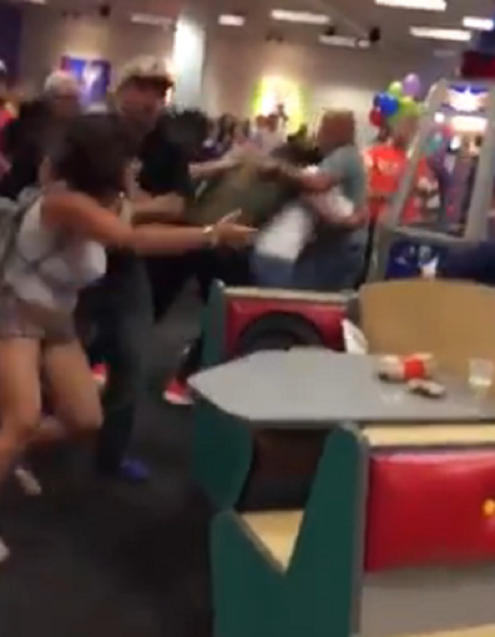 Potukli se roditelji na dečijem rođendanu! (VIDEO)