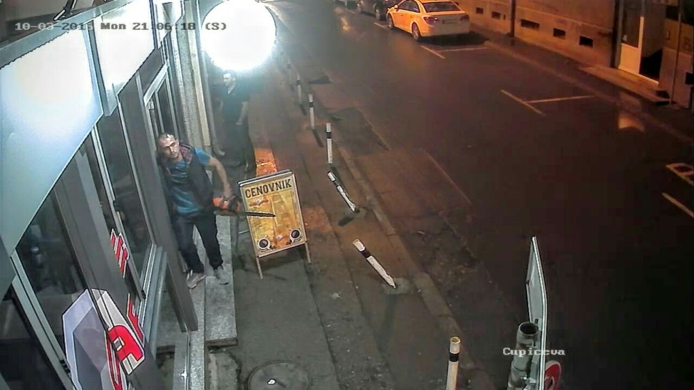 Motornom testerom napao goste u kafiću!