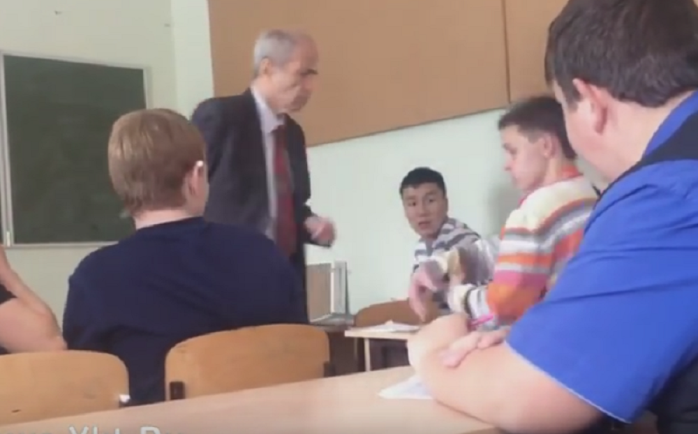 Neposlušni klinac tukao profu na času! (VIDEO)