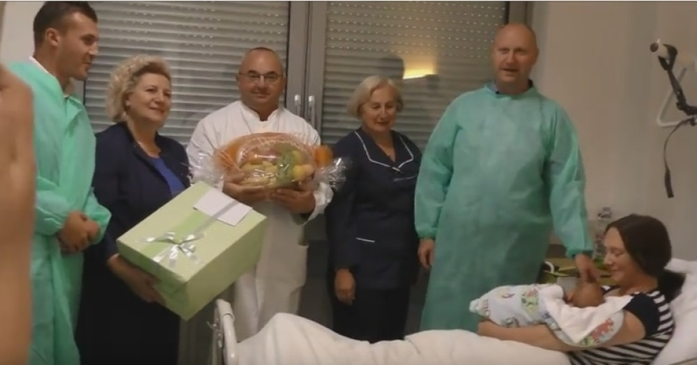 Upoznajte Dariju koja je rodila 14. dete! (VIDEO)