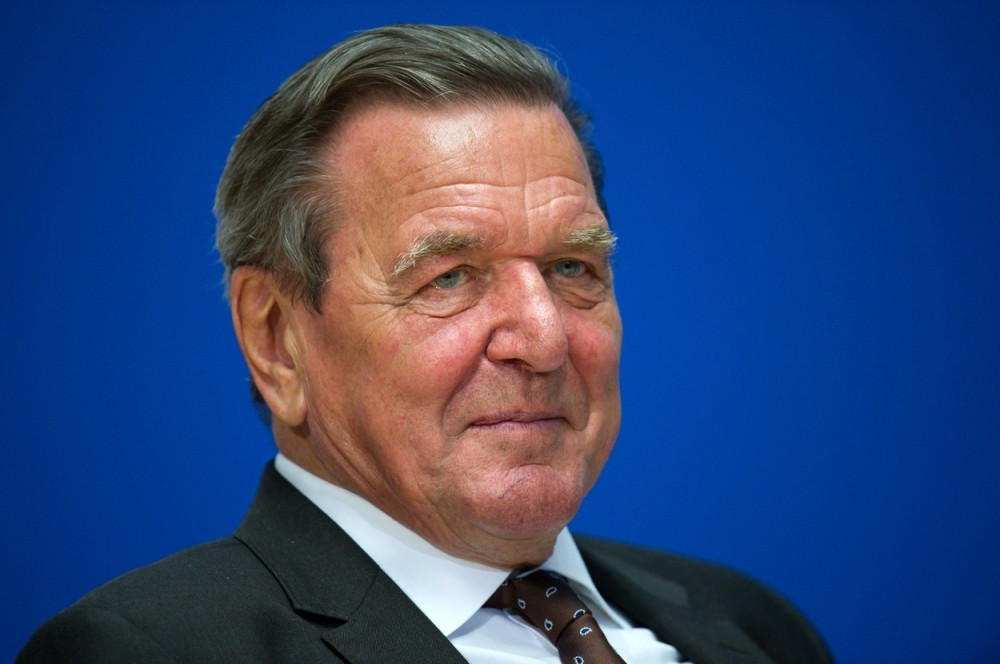 Šreder peti put stao na ludi kamen, žena mu je 25 godina mlađa, a ovaj poznati SRBIN POZVAN JE NA SVADBU!