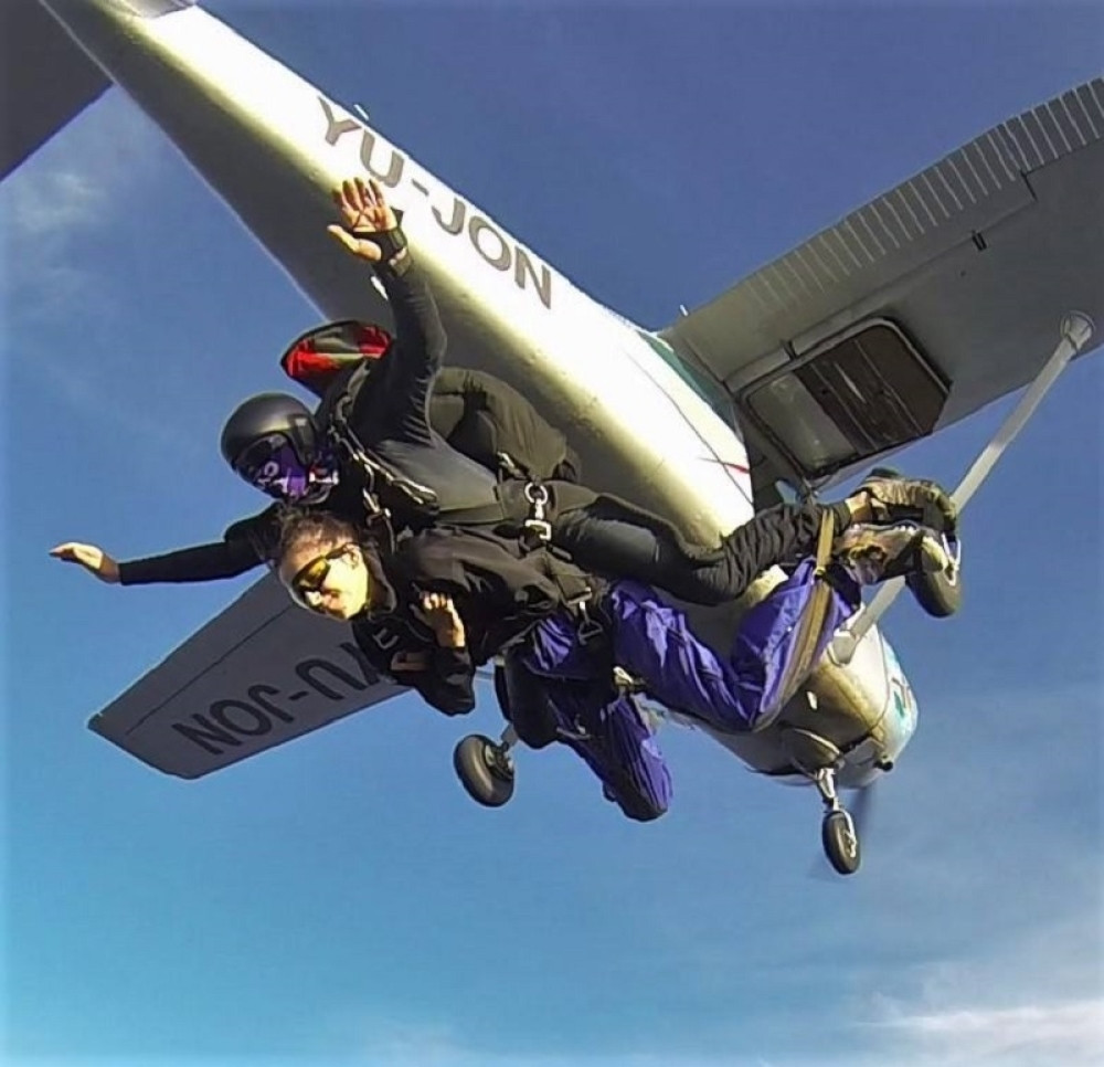 Milica ne može zemljom, pa šeta oblacima