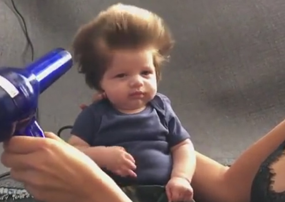 O frizuri ovog bebca priča ceo svet (VIDEO)