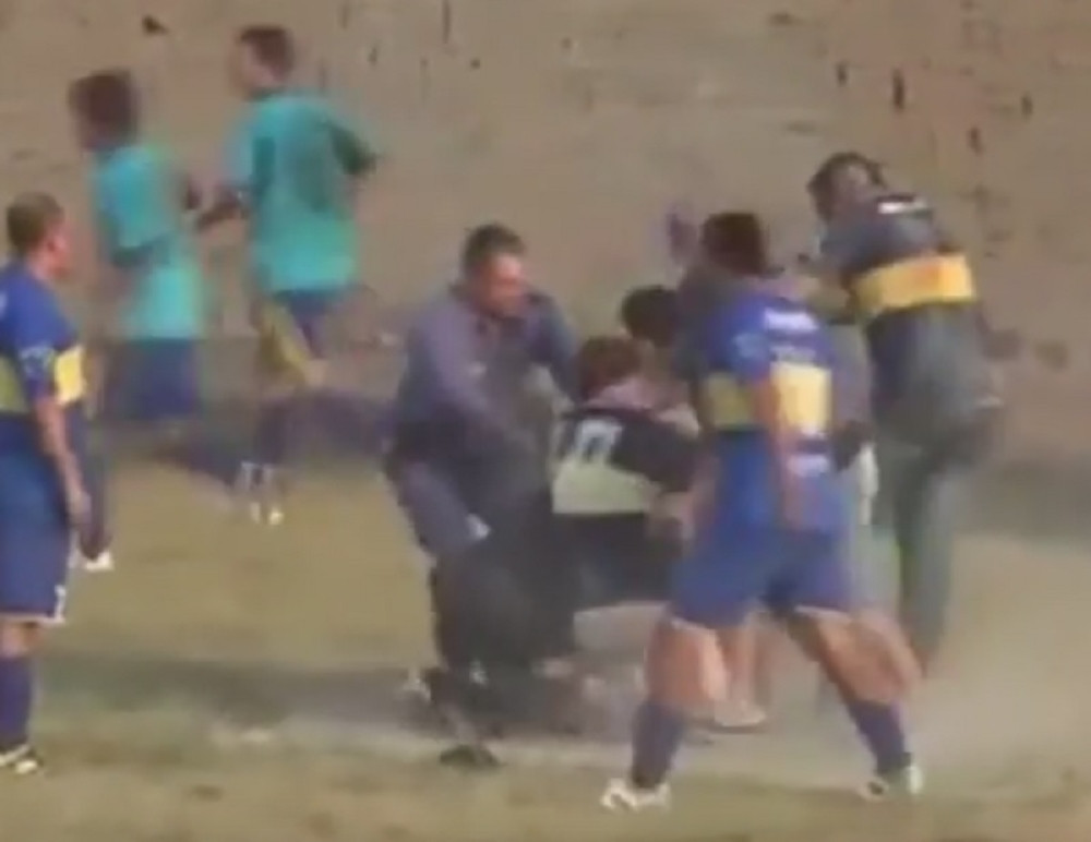 Navijači brutalno pretukli sudiju (UZNEMIRUJUĆI VIDEO)