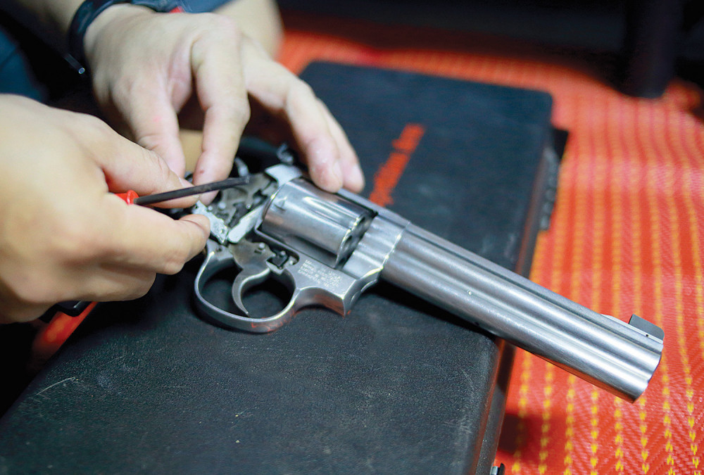 Pravio pištolj, pa se slučajno upucao!