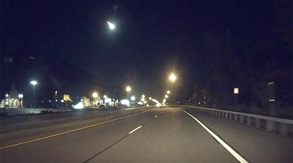 Vatrena lopta zaparala nebo (VIDEO)