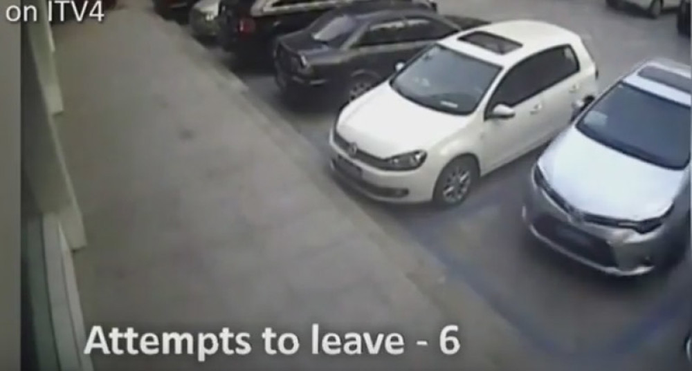 Udario auto 20 puta dok se isparkiravao (VIDEO)