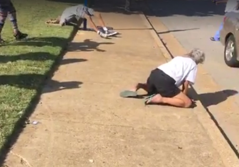 Smejali se nadrogiranom paru umesto da pomognu (VIDEO)