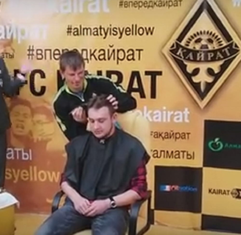 Aršavin ošišao novinara na ćelavo (VIDEO)