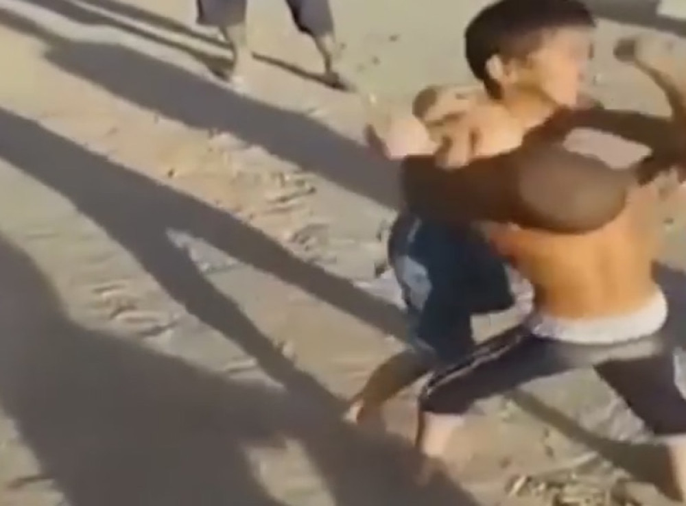 Deca se pobiše do krvi, odrasli navijaju (UZNEMIRUJUĆI VIDEO)