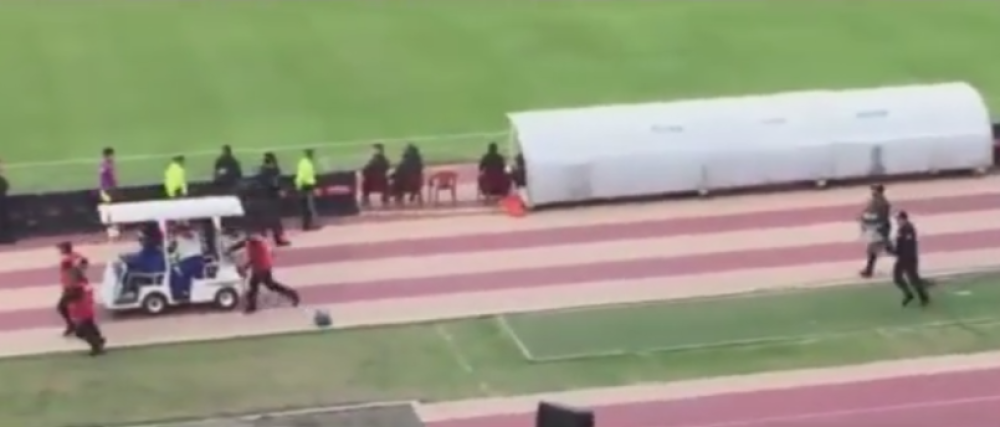 Fudbalera Evertona jurila policija na terenu! Nećete verovati zašto (VIDEO)