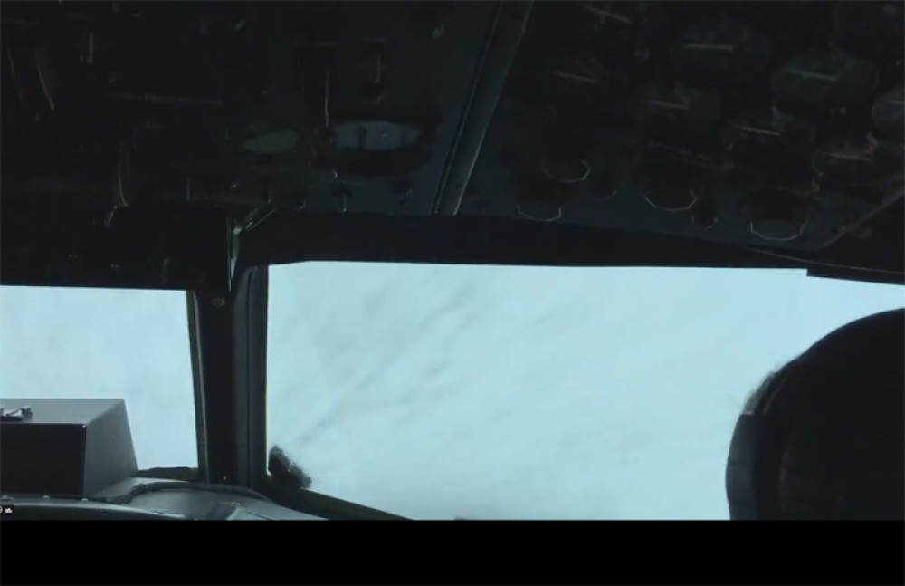 Avionom uleteo u "srce" uragana (VIDEO)