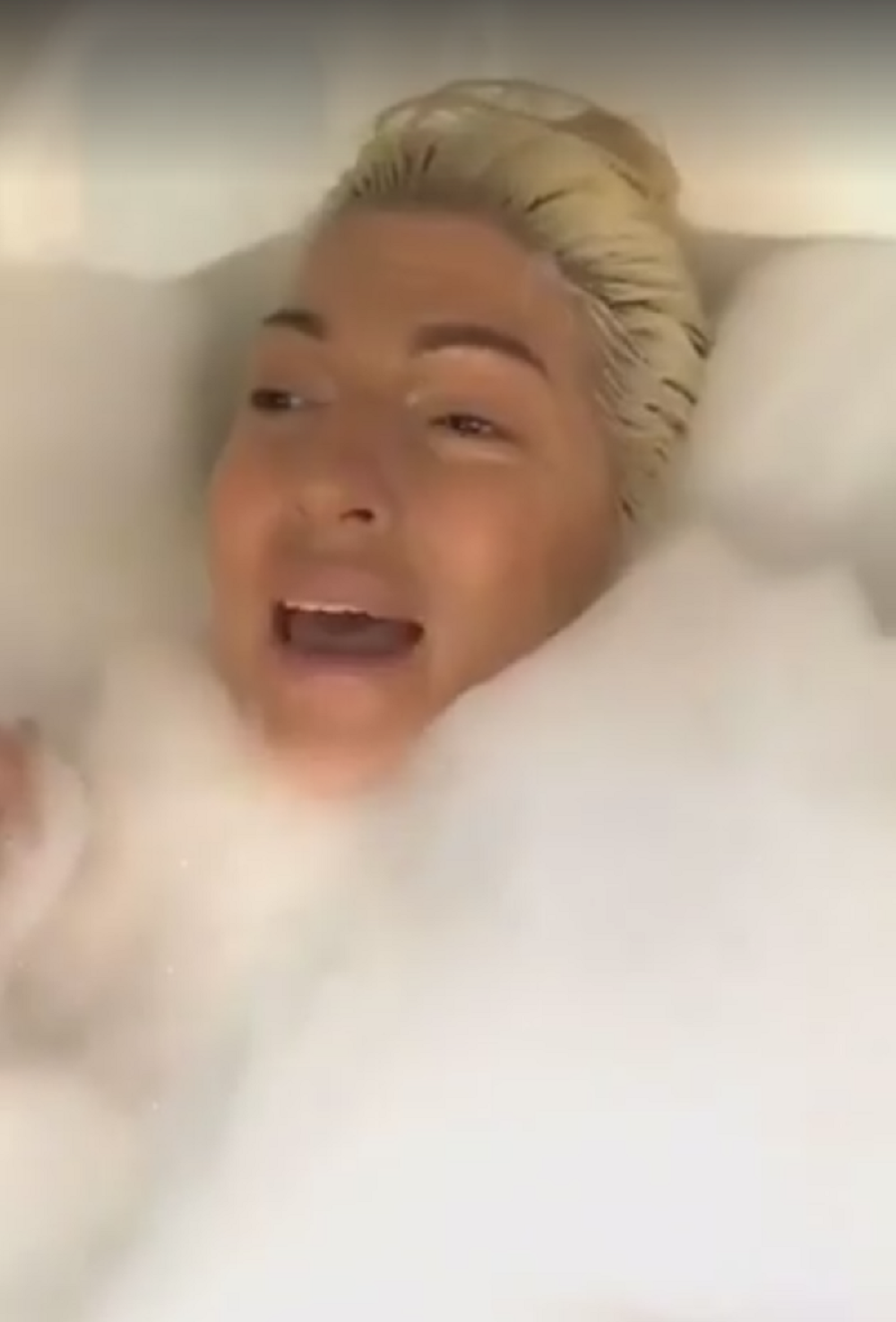 JK se umalo 'udavila' pevajući u kadi! (VIDEO)