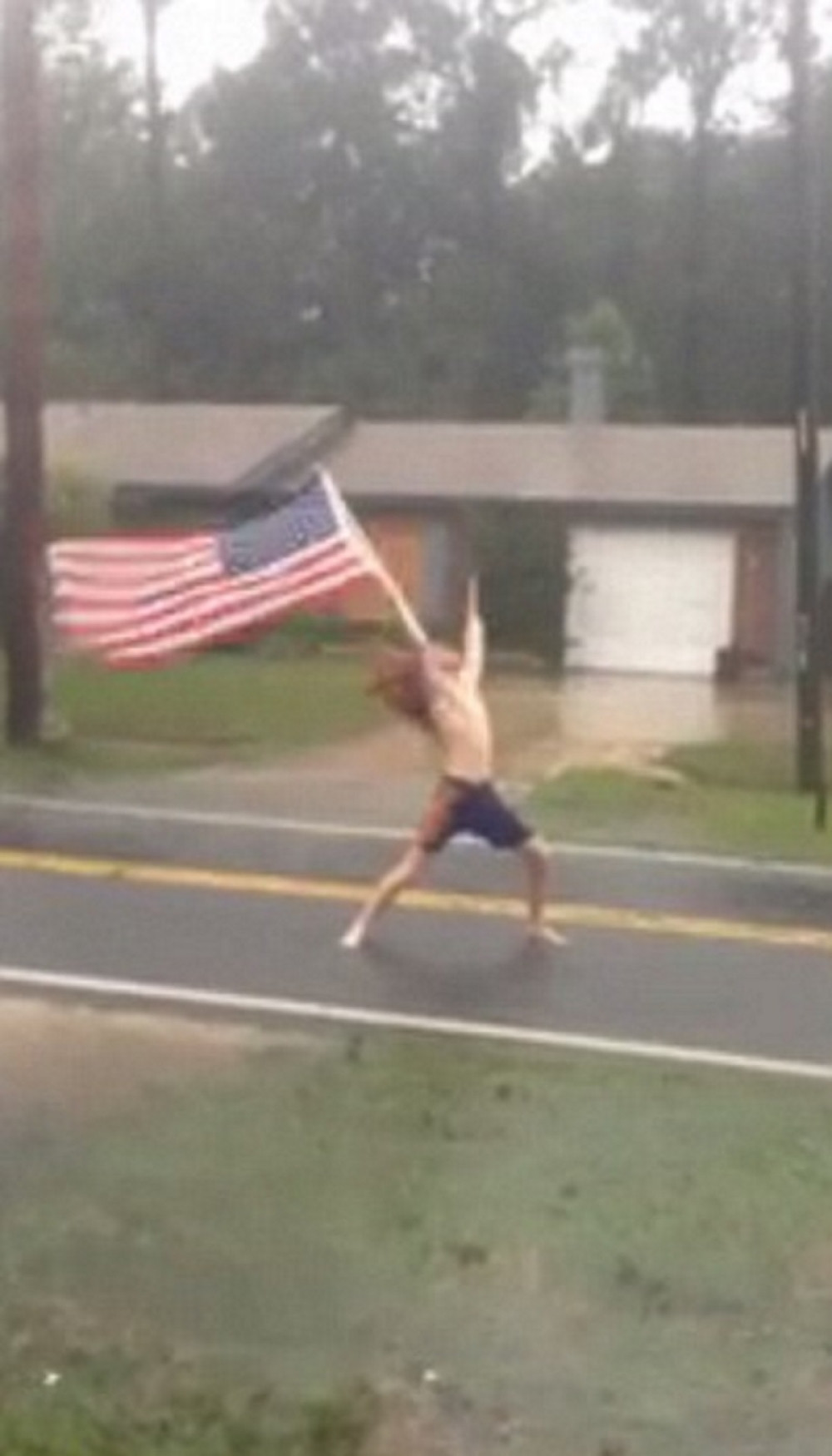 Ovako je pokušao da zaustavi uragan?! (VIDEO)