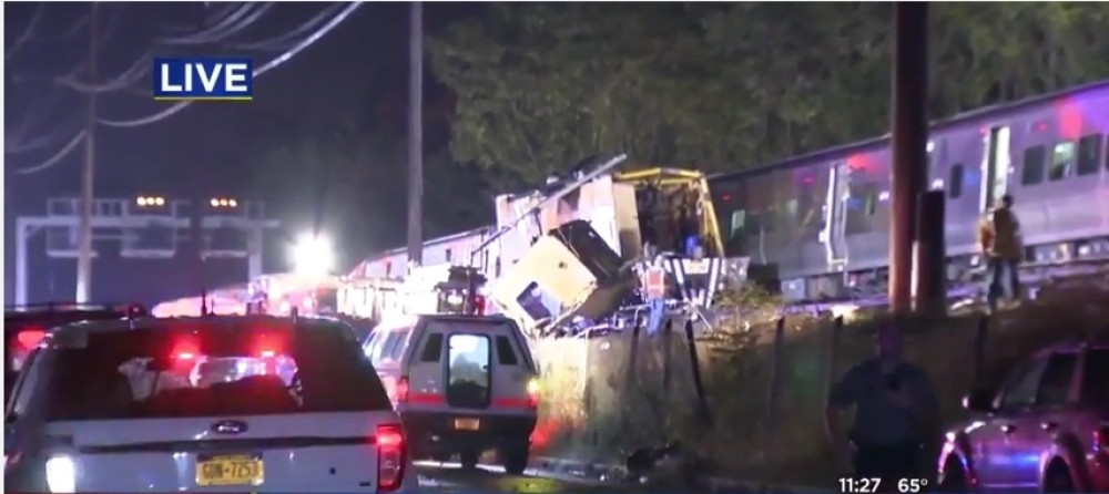 Voz iskočio iz šina u Njujorku (VIDEO)