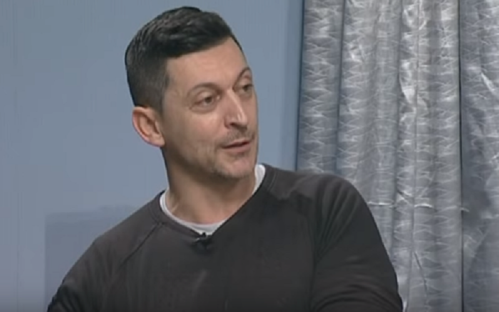 Naš popularni voditelj i maneken pre nego što je postao poznat, radio kao opterater u kol centru!