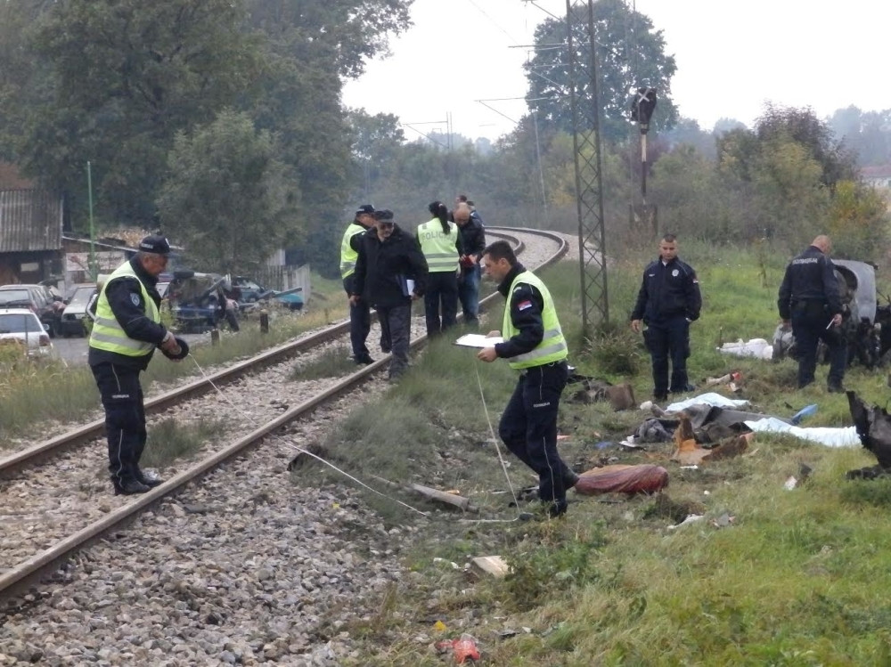 Voz udario automobil, dvoje stradalo!