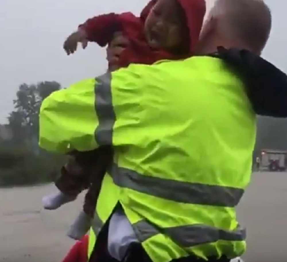 Dramatično spasavanje dečaka i majke iz poplave (VIDEO)