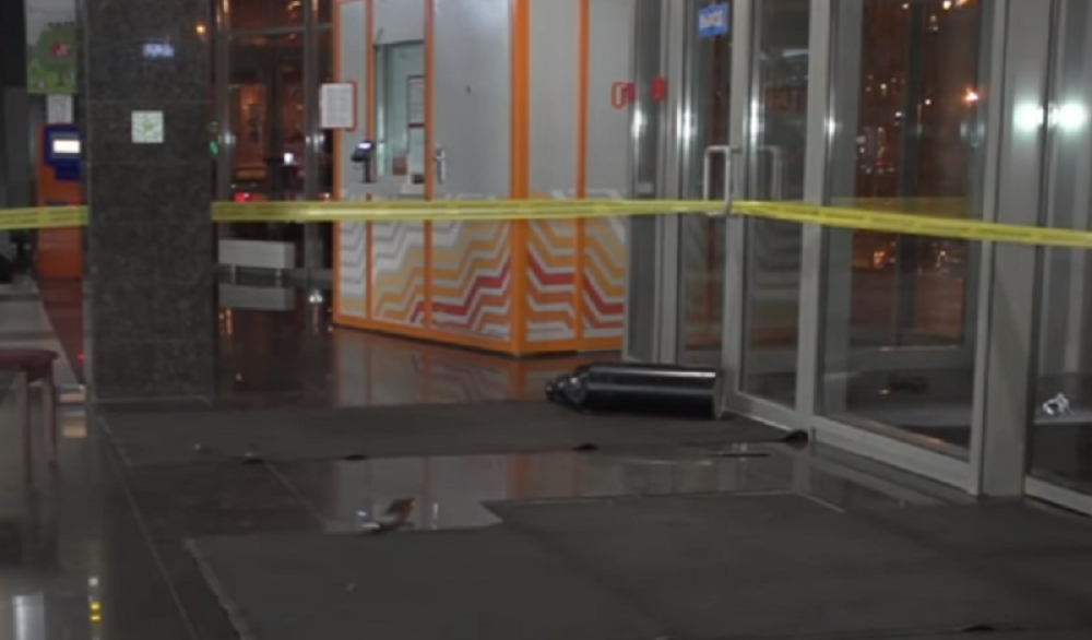 Napao ljude sekirom i testerom jer su ga iritirali! (VIDEO)