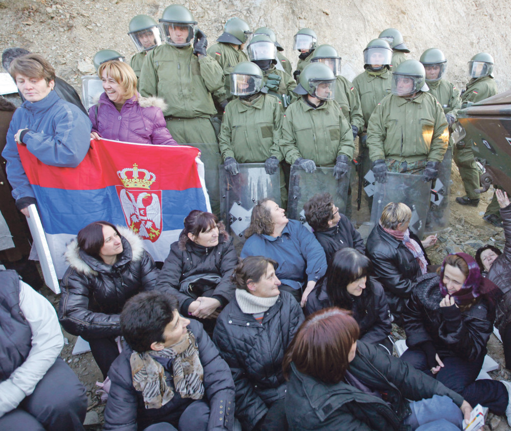 Srbi telima brane „Trepču”!