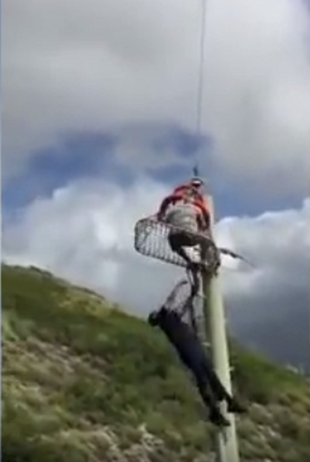 Vatrogosac ispao iz korpe i survao se niz stene! (VIDEO)