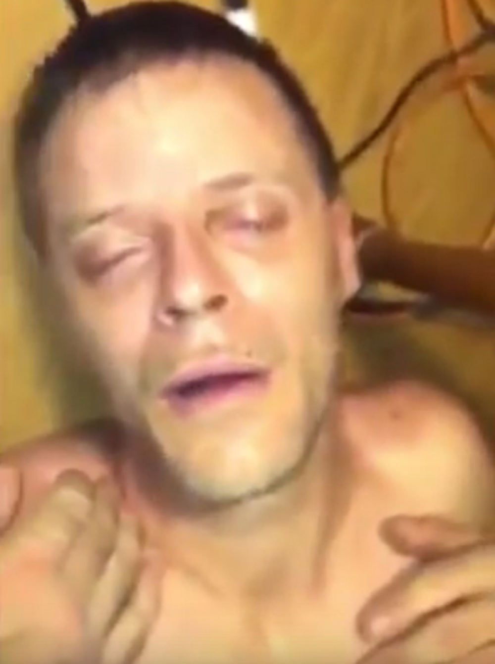 Deca pokušavaju da dozovu nadrogirane roditelje! (UZNEMIRUJUĆI VIDEO)