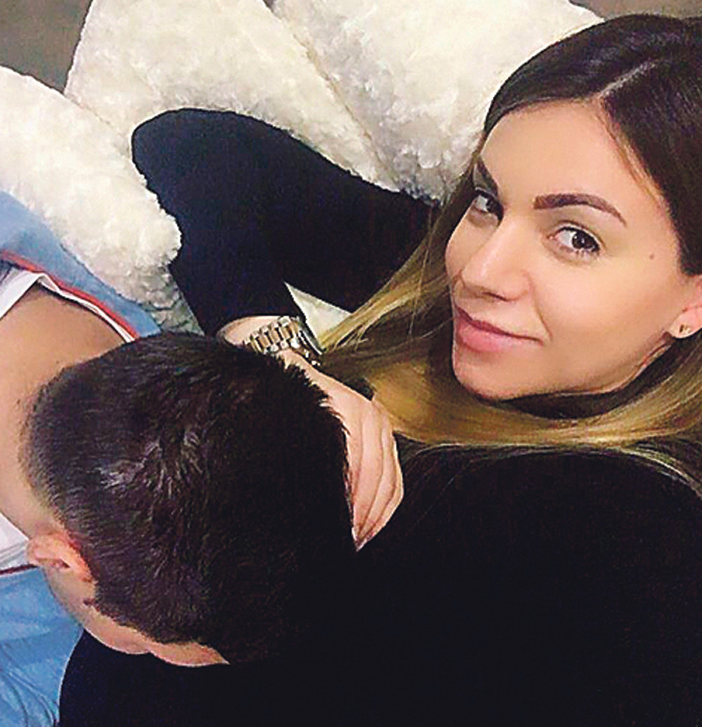 Petar ljubi Ivanu u stomak!