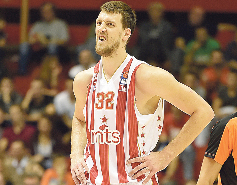 Kuzmić životno ugrožen, slomljena mu vilica, povrede su veoma ozbiljne! (FOTO)