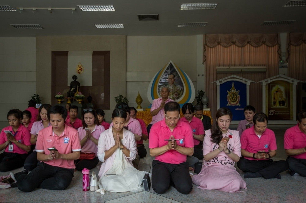 Odenuli se u roze pa počeli da se mole! (FOTO)