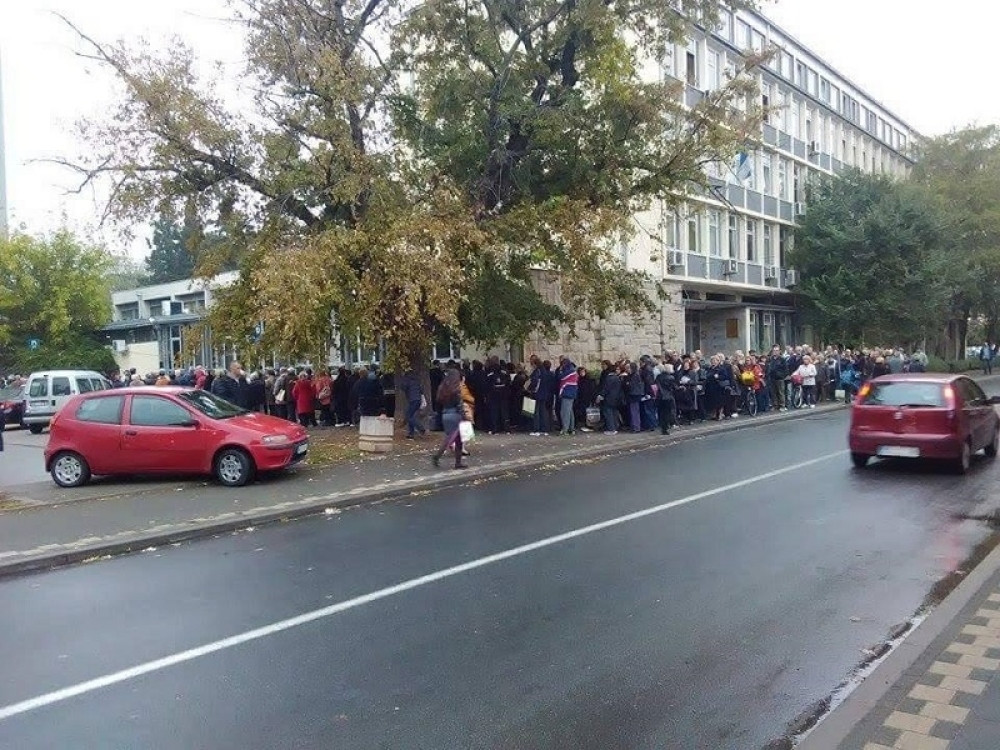 Ogroman red za zamenu zdravstvenih knjižica (FOTO)