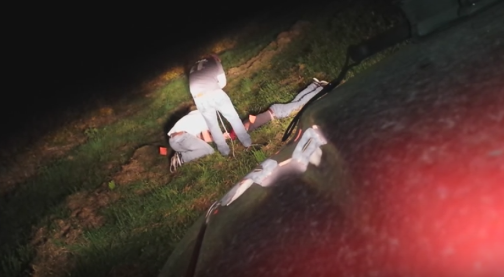 Nećete verovati šta su izvukli iz rupe pored puta! (VIDEO)