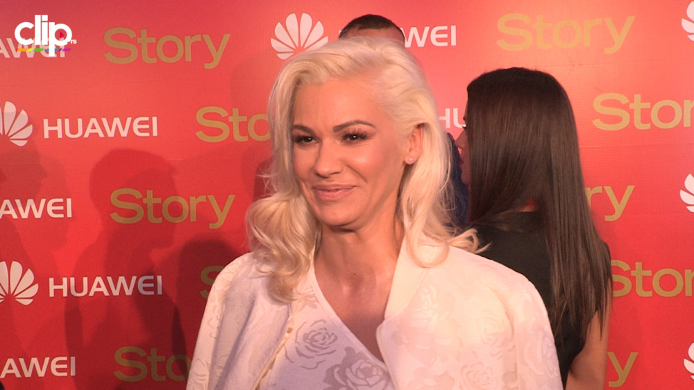 Nata kraljica stila, Keba prošetao sa ogledalcem