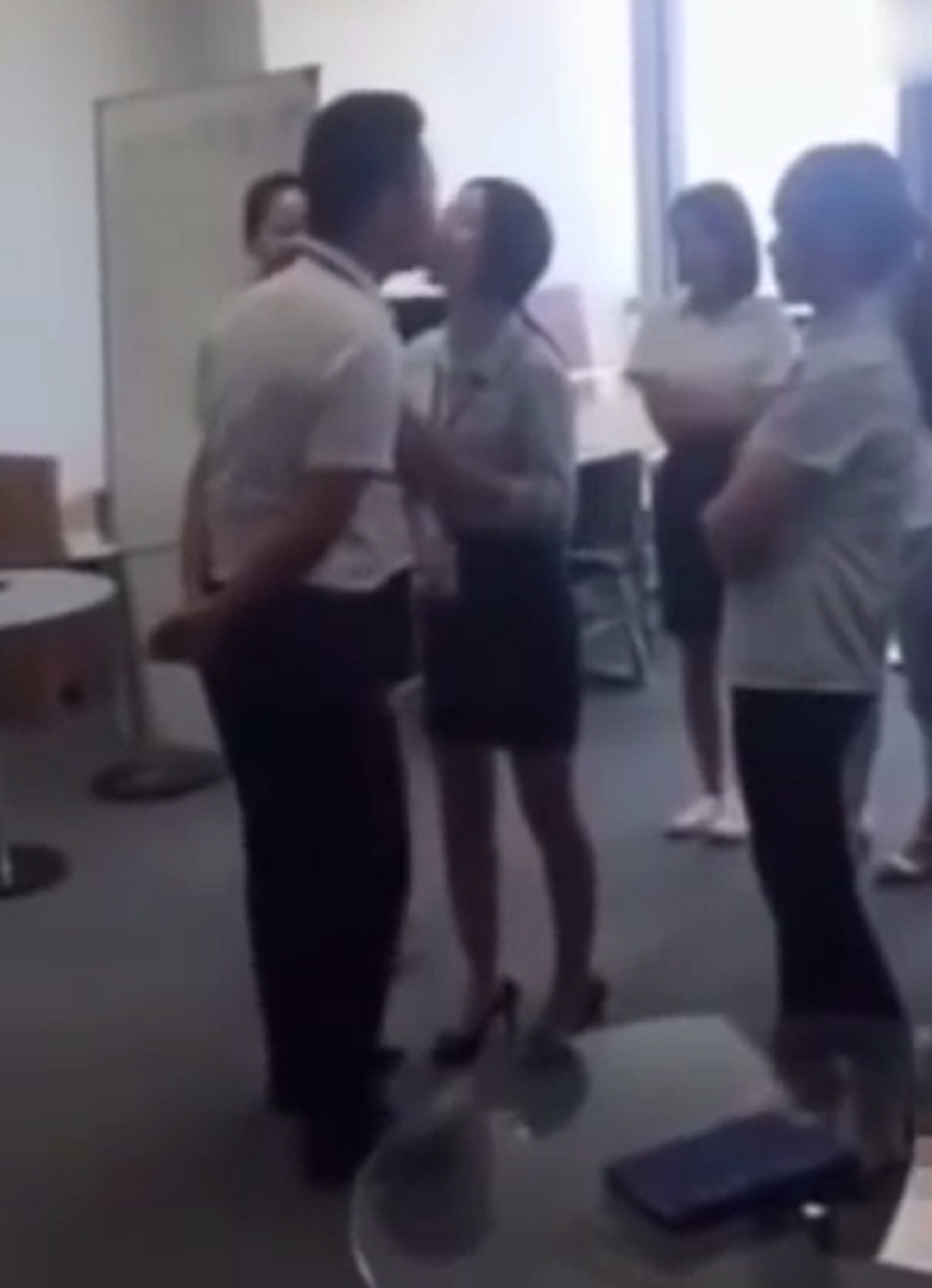 Šef traži da ga radnice ljube! (VIDEO)