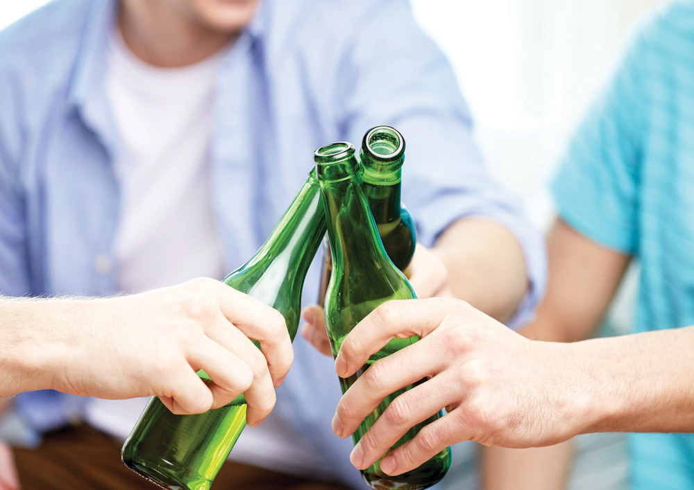 Dolazi čovek sam u kafanu i naručuje tri piva...