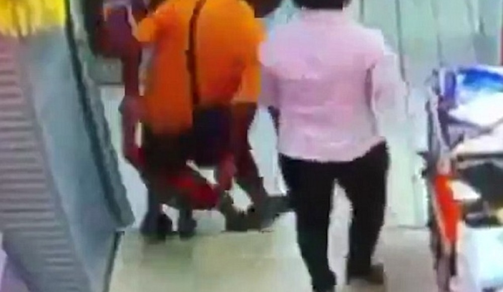 Pao na sina i slomio mu vrat (UZNEMIRUJUĆI VIDEO)