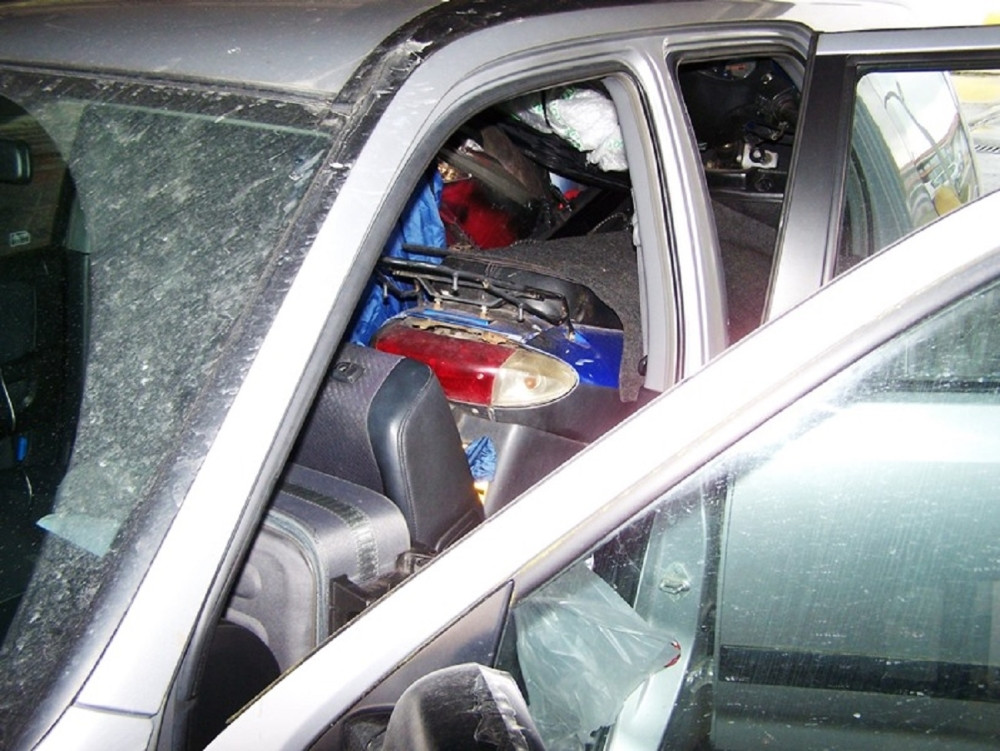 Švercovao dva skutera u neregistrovanom vozilu