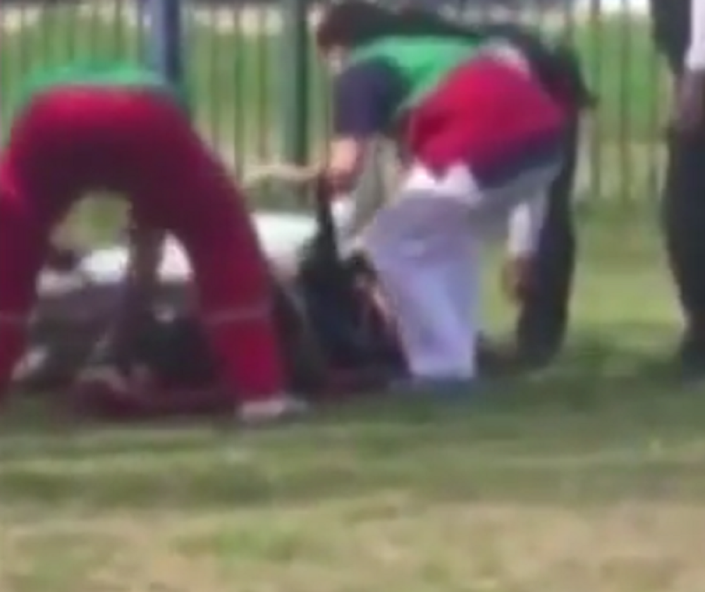 Izbo dve devojke, pa mu taj nož zarili u glavu (VIDEO)