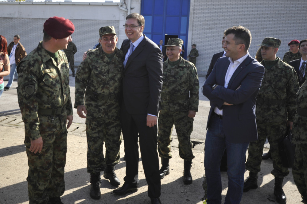 Premijer s padobrancima ručao lignje i baklavu!