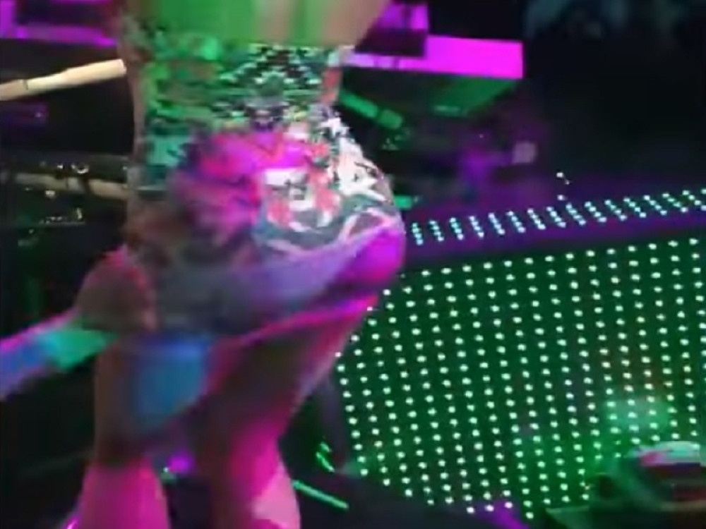 Radu Manojlović fan udario po guzi (VIDEO)