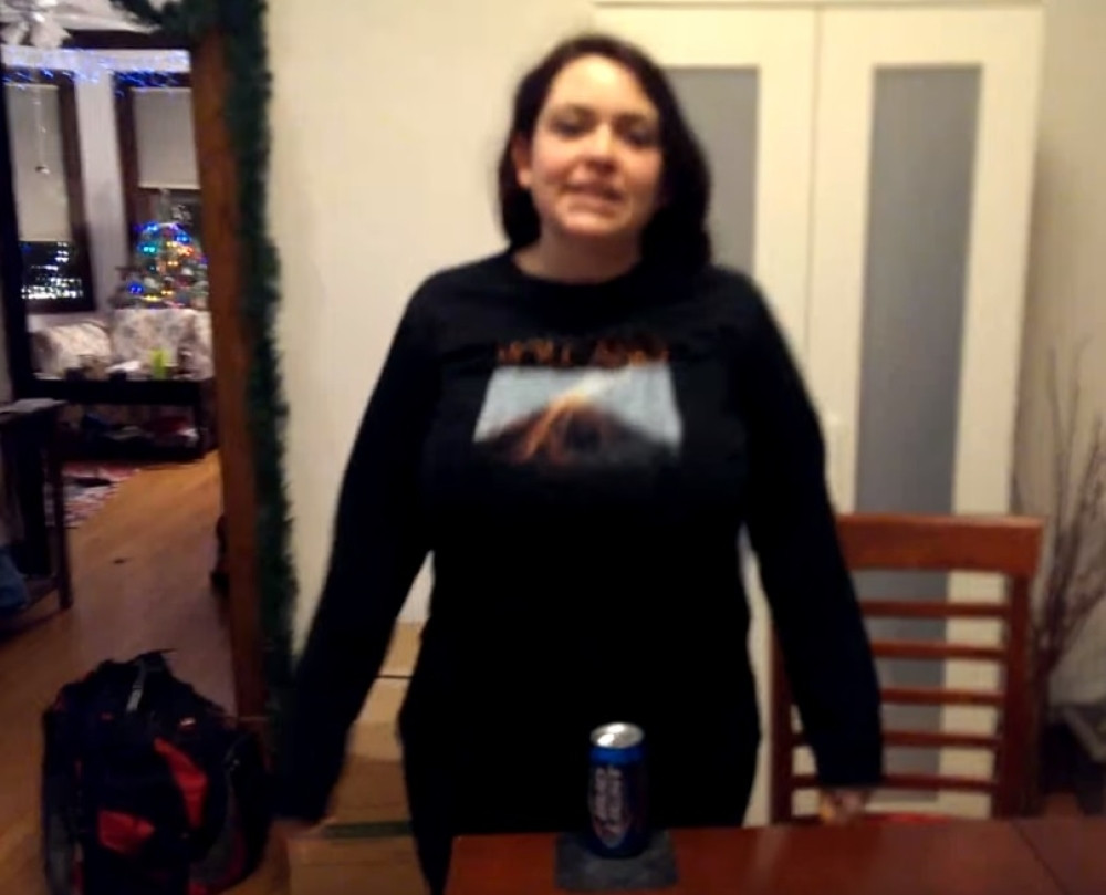 Grudima uništava limenke (VIDEO)