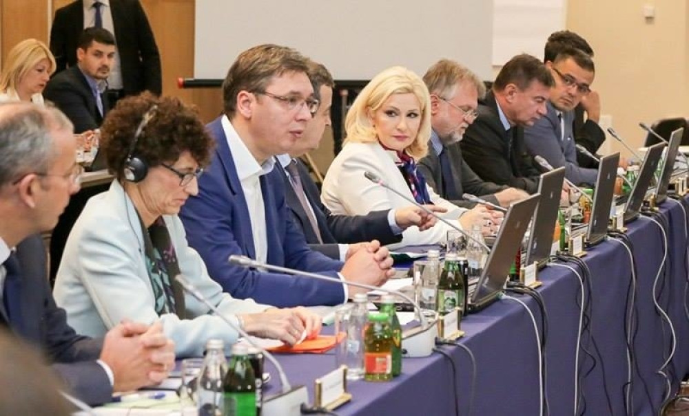 Gladni ministri kidišu na Vučićevu fotelju!