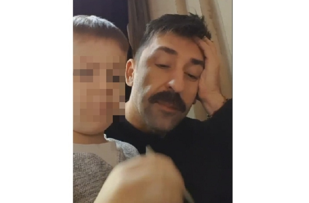 Amidžiću sin ne da da na miru popije kafu (VIDEO)