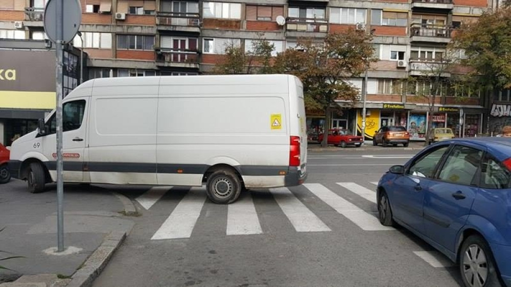 Ostavi kombi na sred pešačkog, i ode (FOTO)