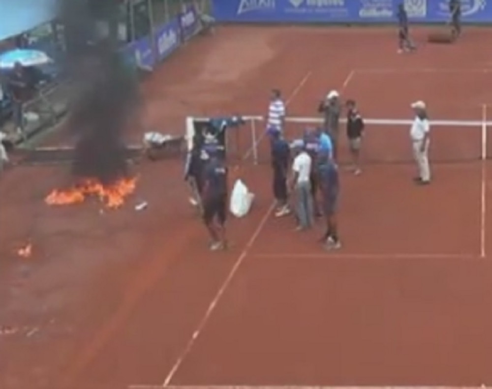 Organizatori zapalili teniski teren (VIDEO)